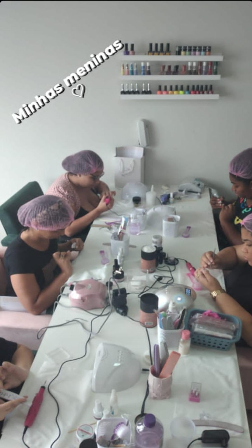Alunas durante aula prática de unhas