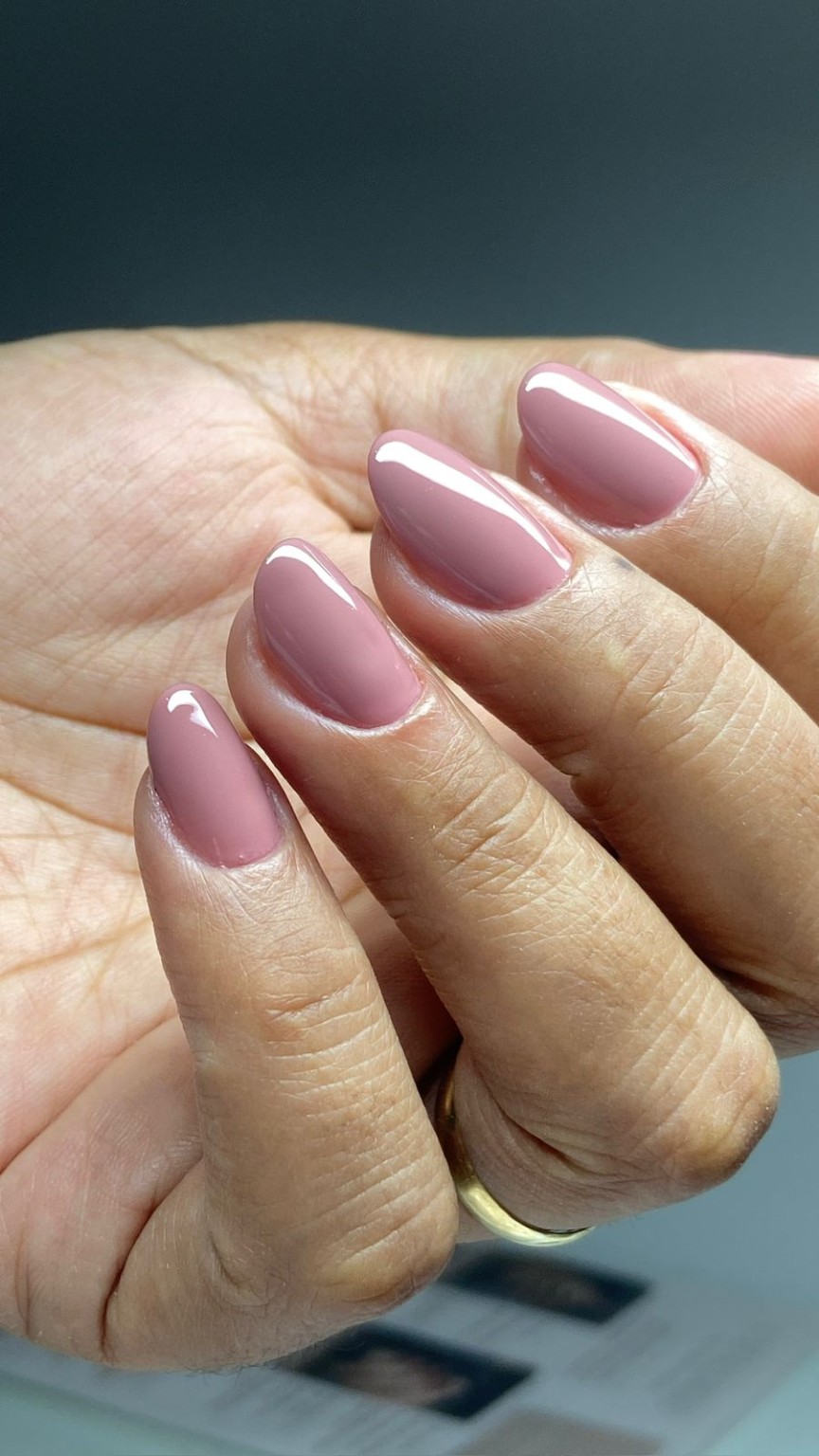 Esmaltação premium em unhas cor de rosa