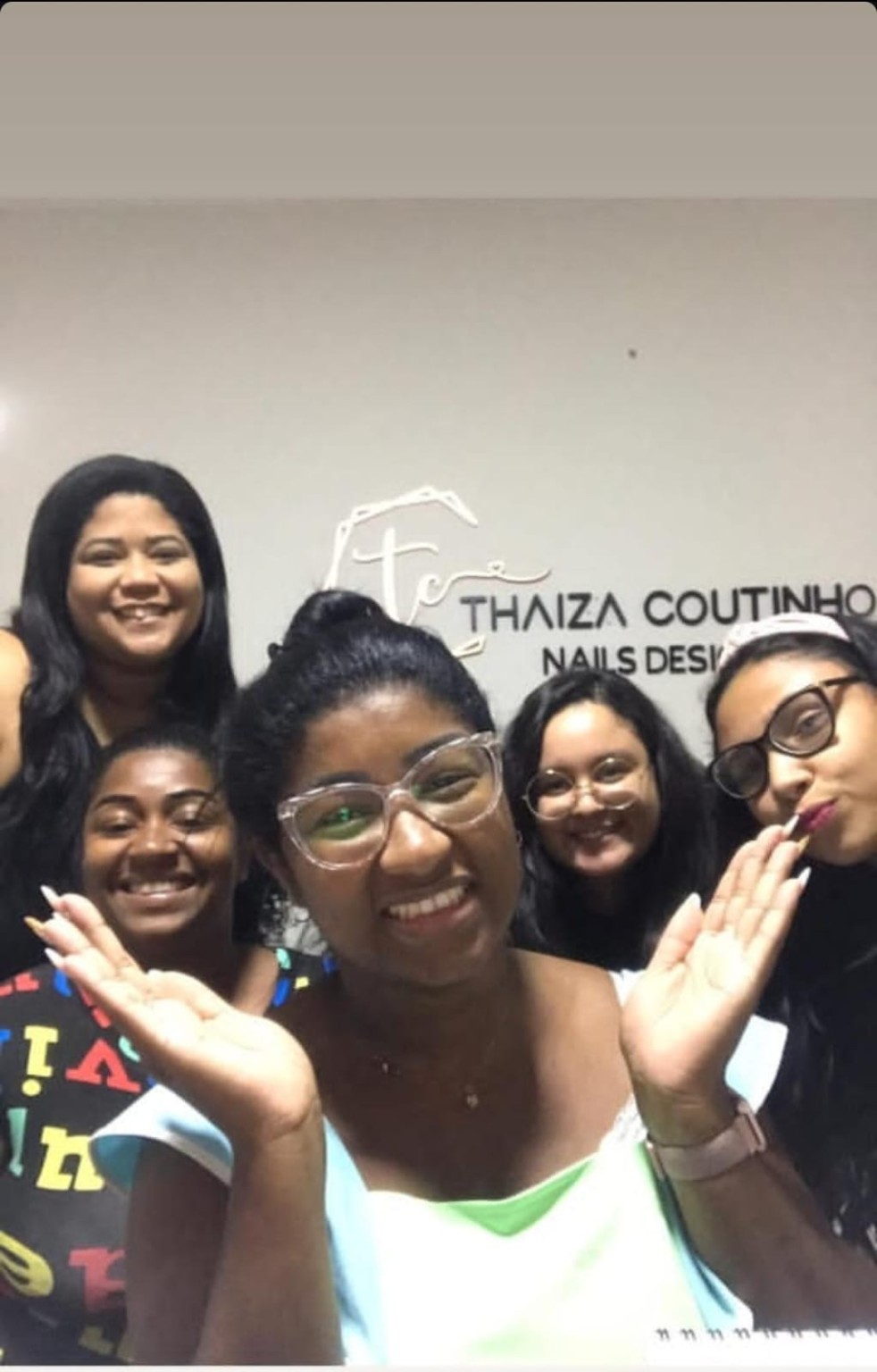 Thaiza e alunas de uma turma